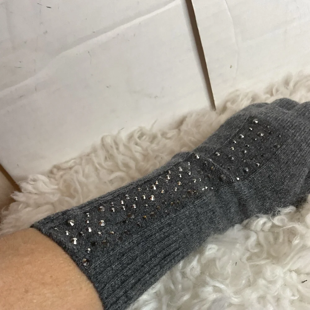 Cashmere Cashmere Gray studded text tip gloves